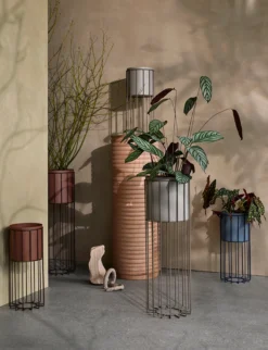 Broste Copenhagen Fenja Blumentopf Mit Gestell 2 Teile Ø25cm -Broste Copenhagen 512279 01 3 EnvironmentImage e84c3b6e90